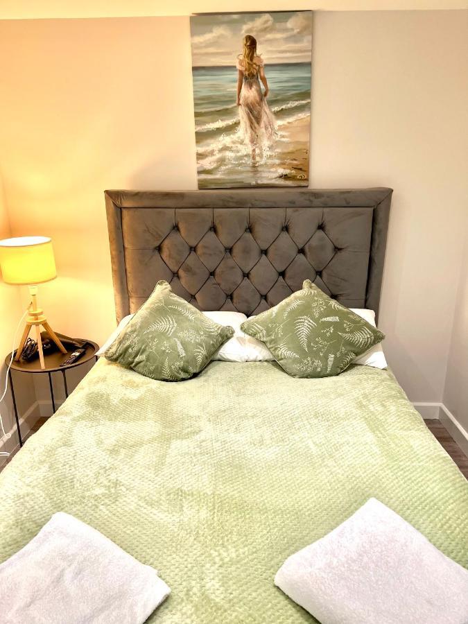 Golden Residences - Oakway Feltham Buitenkant foto