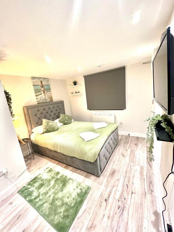 Golden Residences - Oakway Feltham Buitenkant foto
